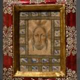 Süddeutsches Vera Ikon des Antlitz Christi im Schweißtuch der Heiligen Veronika mit 20 umlaufenden Cedulae (S. Charitatis, Amantii, S. Adjuri, S. Patientiae, S. Prudentiae, S. Gloriosi, S. Angeli, S. Fortunati, S. Perpet… - photo 1