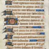 Stundenbuchseite, Tinte/Gouache/Pergament, Gold gehöht, prononcierte Initialen, beidseitig beschrieben, Leerstellen mit Vignetten gefüllt, Frankreich 15.Jh., 14,5x10,5cm (m.R. 26,5x21,3cm), min. Altersspuren - photo 1