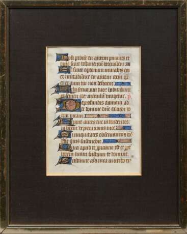 Stundenbuchseite, Tinte/Gouache/Pergament, Gold gehöht, prononcierte Initialen, beidseitig beschrieben, Leerstellen mit Vignetten gefüllt, Frankreich 15.Jh., 14,5x10,5cm (m.R. 26,5x21,3cm), min. Altersspuren - photo 2