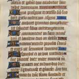 Stundenbuchseite, Tinte/Gouache/Pergament, Gold gehöht, prononcierte Initialen, beidseitig beschrieben, Leerstellen mit Vignetten gefüllt, Frankreich 15.Jh., 14,5x10,5cm (m.R. 26,5x21,3cm), min. Altersspuren - photo 3