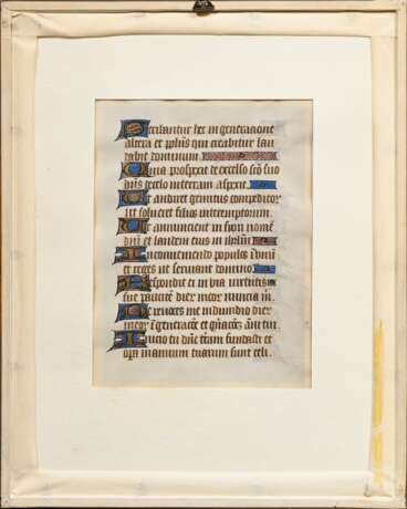 Stundenbuchseite, Tinte/Gouache/Pergament, Gold gehöht, prononcierte Initialen, beidseitig beschrieben, Leerstellen mit Vignetten gefüllt, Frankreich 15.Jh., 14,5x10,5cm (m.R. 26,5x21,3cm), min. Altersspuren - photo 4