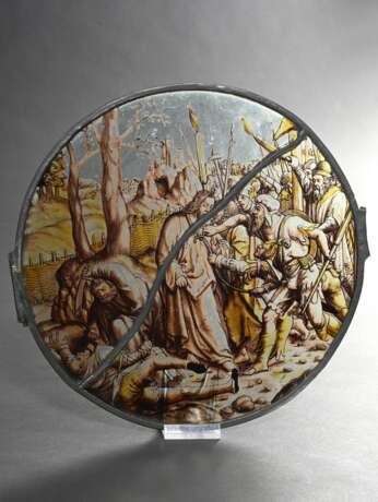 Runde Bleiverglasung mit feiner Grisaillemalerei "Christi Gefangennahme im Garten Gethsemane" nach Lucas van Leyden (1494-1533), Kupferstich von 1509, wohl Niederlande, Ø 25cm, mittig restauriert, Vgl.: Metropo… - photo 2