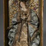 Klosterarbeit "Heilige Walburgis mit Glas Ölflasche" in Seidenbrokat mit Pailletten, Spitze und Metallposamenten auf Papier, Süddeutsch 18.Jh., verso alter Sammlungskleber, 24x14cm - photo 1