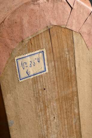 Klosterarbeit "Heilige Walburgis mit Glas Ölflasche" in Seidenbrokat mit Pailletten, Spitze und Metallposamenten auf Papier, Süddeutsch 18.Jh., verso alter Sammlungskleber, 24x14cm - photo 4