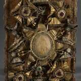 Klosterarbeit mit plastischen Goldstickerei Rosetten und Farbsteinen, Süddeutsch 19.Jh., 20x14cm, etwas defekt - photo 1