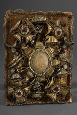 Klosterarbeit mit plastischen Goldstickerei Rosetten und Farbsteinen, Süddeutsch 19.Jh., 20x14cm, etwas defekt - photo 1