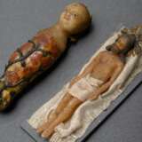 2 Miniatur Wachs Figuren "Christkind" und "Jesus im Grab", Süddeutsch 18./19.Jh., L. 6,2/6,7cm - photo 2