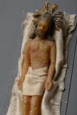 2 Miniatur Wachs Figuren "Christkind" und "Jesus im Grab", Süddeutsch 18./19.Jh., L. 6,2/6,7cm - photo 4
