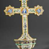 Majolika Kruzifix mit Weihwasser Becken im Renaissance Stil mit Blaumalerei Tondi "Maria und Engel" sowie polychromen Ornamenten staffiert, verso unterglasurblaue Minghetti Manufakturmarke, Bologna um 1880/1900… - photo 1