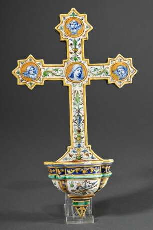 Majolika Kruzifix mit Weihwasser Becken im Renaissance Stil mit Blaumalerei Tondi "Maria und Engel" sowie polychromen Ornamenten staffiert, verso unterglasurblaue Minghetti Manufakturmarke, Bologna um 1880/1900… - photo 1