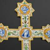 Majolika Kruzifix mit Weihwasser Becken im Renaissance Stil mit Blaumalerei Tondi "Maria und Engel" sowie polychromen Ornamenten staffiert, verso unterglasurblaue Minghetti Manufakturmarke, Bologna um 1880/1900… - photo 2