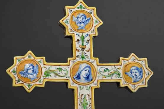 Majolika Kruzifix mit Weihwasser Becken im Renaissance Stil mit Blaumalerei Tondi "Maria und Engel" sowie polychromen Ornamenten staffiert, verso unterglasurblaue Minghetti Manufakturmarke, Bologna um 1880/1900… - photo 2