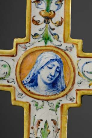 Majolika Kruzifix mit Weihwasser Becken im Renaissance Stil mit Blaumalerei Tondi "Maria und Engel" sowie polychromen Ornamenten staffiert, verso unterglasurblaue Minghetti Manufakturmarke, Bologna um 1880/1900… - photo 3