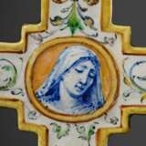 Majolika Kruzifix mit Weihwasser Becken im Renaissance Stil mit Blaumalerei Tondi "Maria und Engel" sowie polychromen Ornamenten staffiert, verso unterglasurblaue Minghetti Manufakturmarke, Bologna um 1880/1900… - photo 3