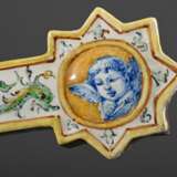Majolika Kruzifix mit Weihwasser Becken im Renaissance Stil mit Blaumalerei Tondi "Maria und Engel" sowie polychromen Ornamenten staffiert, verso unterglasurblaue Minghetti Manufakturmarke, Bologna um 1880/1900… - photo 4