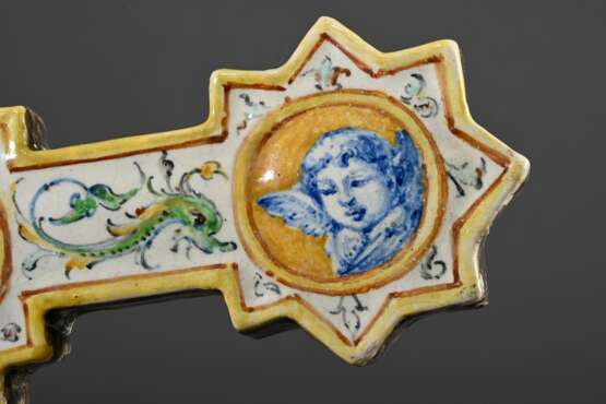 Majolika Kruzifix mit Weihwasser Becken im Renaissance Stil mit Blaumalerei Tondi "Maria und Engel" sowie polychromen Ornamenten staffiert, verso unterglasurblaue Minghetti Manufakturmarke, Bologna um 1880/1900… - photo 4