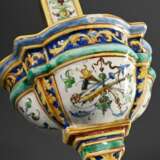 Majolika Kruzifix mit Weihwasser Becken im Renaissance Stil mit Blaumalerei Tondi "Maria und Engel" sowie polychromen Ornamenten staffiert, verso unterglasurblaue Minghetti Manufakturmarke, Bologna um 1880/1900… - photo 5