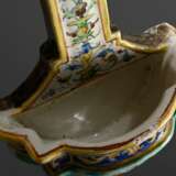 Majolika Kruzifix mit Weihwasser Becken im Renaissance Stil mit Blaumalerei Tondi "Maria und Engel" sowie polychromen Ornamenten staffiert, verso unterglasurblaue Minghetti Manufakturmarke, Bologna um 1880/1900… - photo 6