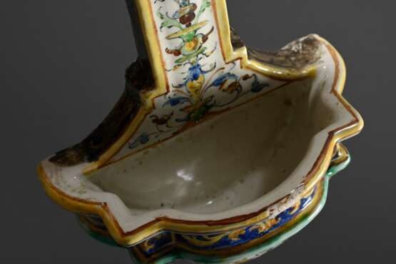 Majolika Kruzifix mit Weihwasser Becken im Renaissance Stil mit Blaumalerei Tondi "Maria und Engel" sowie polychromen Ornamenten staffiert, verso unterglasurblaue Minghetti Manufakturmarke, Bologna um 1880/1900… - photo 6