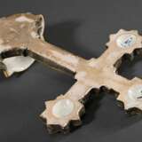Majolika Kruzifix mit Weihwasser Becken im Renaissance Stil mit Blaumalerei Tondi "Maria und Engel" sowie polychromen Ornamenten staffiert, verso unterglasurblaue Minghetti Manufakturmarke, Bologna um 1880/1900… - photo 7