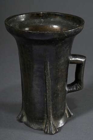 Gotischer Mörser mit eckigem Henkel und 4 Tatzen in Graten auf konischer Wandung auslaufend und in breiten Lippenrand aufschwingend, Niederrhein/Belgien, Mitte 15.Jh., Bronzeguss mit dunkler Patina, 2,96kg, H. 20cm, Ø 14… - Foto 2