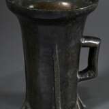 Gotischer Mörser mit eckigem Henkel und 4 Tatzen in Graten auf konischer Wandung auslaufend und in breiten Lippenrand aufschwingend, Niederrhein/Belgien, Mitte 15.Jh., Bronzeguss mit dunkler Patina, 2,96kg, H. 20cm, Ø 14… - Foto 2