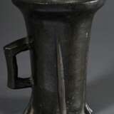 Gotischer Mörser mit eckigem Henkel und 4 Tatzen in Graten auf konischer Wandung auslaufend und in breiten Lippenrand aufschwingend, Niederrhein/Belgien, Mitte 15.Jh., Bronzeguss mit dunkler Patina, 2,96kg, H. 20cm, Ø 14… - Foto 3