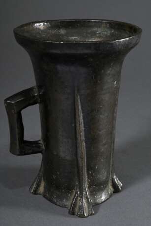 Gotischer Mörser mit eckigem Henkel und 4 Tatzen in Graten auf konischer Wandung auslaufend und in breiten Lippenrand aufschwingend, Niederrhein/Belgien, Mitte 15.Jh., Bronzeguss mit dunkler Patina, 2,96kg, H. 20cm, Ø 14… - Foto 3