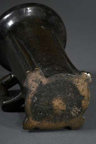 Gotischer Mörser mit eckigem Henkel und 4 Tatzen in Graten auf konischer Wandung auslaufend und in breiten Lippenrand aufschwingend, Niederrhein/Belgien, Mitte 15.Jh., Bronzeguss mit dunkler Patina, 2,96kg, H. 20cm, Ø 14… - Foto 5