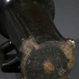 Gotischer Mörser mit eckigem Henkel und 4 Tatzen in Graten auf konischer Wandung auslaufend und in breiten Lippenrand aufschwingend, Niederrhein/Belgien, Mitte 15.Jh., Bronzeguss mit dunkler Patina, 2,96kg, H. 20cm, Ø 14… - Foto 5