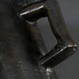Gotischer Mörser mit eckigem Henkel und 4 Tatzen in Graten auf konischer Wandung auslaufend und in breiten Lippenrand aufschwingend, Niederrhein/Belgien, Mitte 15.Jh., Bronzeguss mit dunkler Patina, 2,96kg, H. 20cm, Ø 14… - Foto 1