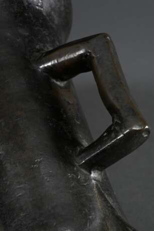 Gotischer Mörser mit eckigem Henkel und 4 Tatzen in Graten auf konischer Wandung auslaufend und in breiten Lippenrand aufschwingend, Niederrhein/Belgien, Mitte 15.Jh., Bronzeguss mit dunkler Patina, 2,96kg, H. 20cm, Ø 14… - Foto 1
