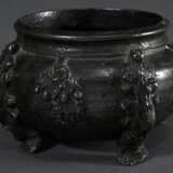 Renaissance Tintenfass mit 4 vegetabilen zu Füßen auslaufenden Rippen sowie reliefartigen Blatt- und Fruchtapplikationen auf bauchiger Wandung mit kurzem Lippenrand, wohl Italien 16.Jh., Bronzeguss mit dunkler Patina, 1,… - Foto 2
