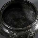 Renaissance Tintenfass mit 4 vegetabilen zu Füßen auslaufenden Rippen sowie reliefartigen Blatt- und Fruchtapplikationen auf bauchiger Wandung mit kurzem Lippenrand, wohl Italien 16.Jh., Bronzeguss mit dunkler Patina, 1,… - Foto 3