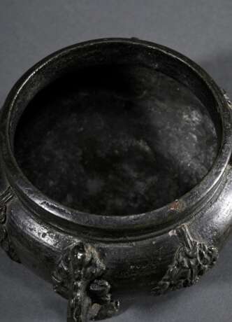 Renaissance Tintenfass mit 4 vegetabilen zu Füßen auslaufenden Rippen sowie reliefartigen Blatt- und Fruchtapplikationen auf bauchiger Wandung mit kurzem Lippenrand, wohl Italien 16.Jh., Bronzeguss mit dunkler Patina, 1,… - Foto 3