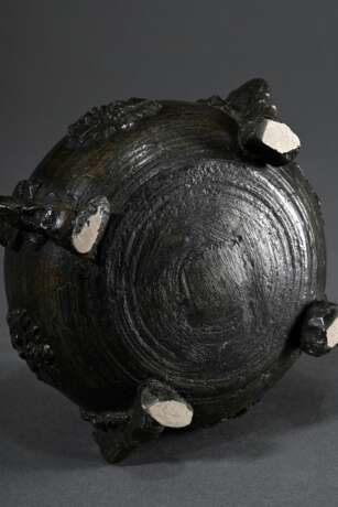 Renaissance Tintenfass mit 4 vegetabilen zu Füßen auslaufenden Rippen sowie reliefartigen Blatt- und Fruchtapplikationen auf bauchiger Wandung mit kurzem Lippenrand, wohl Italien 16.Jh., Bronzeguss mit dunkler Patina, 1,… - Foto 4