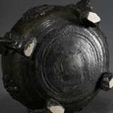 Renaissance Tintenfass mit 4 vegetabilen zu Füßen auslaufenden Rippen sowie reliefartigen Blatt- und Fruchtapplikationen auf bauchiger Wandung mit kurzem Lippenrand, wohl Italien 16.Jh., Bronzeguss mit dunkler Patina, 1,… - Foto 4