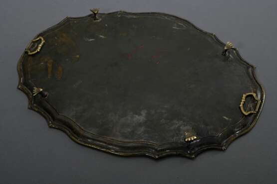Ovales Messing Tablett mit beweglichen Henkeln auf Tatzenfüßen, Spiegel mit dekorativer Gravur "Amoretten mit Fanfaren und Paradiesvögeln", wohl Friesland 18.Jh., 49,5x37,6cm - Foto 3