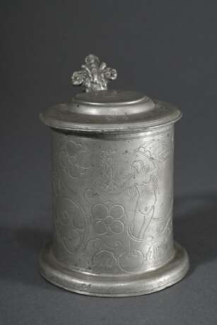 Kleiner Zinn Walzenkrug mit gerädeltem Gravurdekor „Fortuna mit Flugsegel und Füllhorn“ auf Wandung, Deckel mit Blattdrücker sowie datiertem Monogramm „EH 1670" und Zunftzeichen "Maurerkelle", Stadtzeichen… - Foto 1