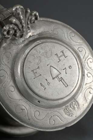 Kleiner Zinn Walzenkrug mit gerädeltem Gravurdekor „Fortuna mit Flugsegel und Füllhorn“ auf Wandung, Deckel mit Blattdrücker sowie datiertem Monogramm „EH 1670" und Zunftzeichen "Maurerkelle", Stadtzeichen… - Foto 3