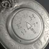 Kleiner Zinn Walzenkrug mit gerädeltem Gravurdekor „Fortuna mit Flugsegel und Füllhorn“ auf Wandung, Deckel mit Blattdrücker sowie datiertem Monogramm „EH 1670" und Zunftzeichen "Maurerkelle", Stadtzeichen… - Foto 3