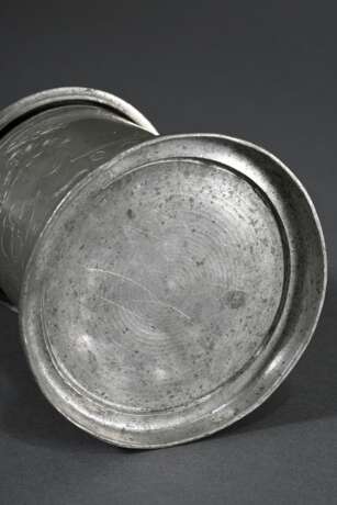 Kleiner Zinn Walzenkrug mit gerädeltem Gravurdekor „Fortuna mit Flugsegel und Füllhorn“ auf Wandung, Deckel mit Blattdrücker sowie datiertem Monogramm „EH 1670" und Zunftzeichen "Maurerkelle", Stadtzeichen… - Foto 5