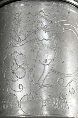 Kleiner Zinn Walzenkrug mit gerädeltem Gravurdekor „Fortuna mit Flugsegel und Füllhorn“ auf Wandung, Deckel mit Blattdrücker sowie datiertem Monogramm „EH 1670" und Zunftzeichen "Maurerkelle", Stadtzeichen… - Foto 6