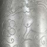 Kleiner Zinn Walzenkrug mit gerädeltem Gravurdekor „Fortuna mit Flugsegel und Füllhorn“ auf Wandung, Deckel mit Blattdrücker sowie datiertem Monogramm „EH 1670" und Zunftzeichen "Maurerkelle", Stadtzeichen… - Foto 6