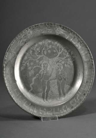 Zinn Sederteller für das Pessachfest mit gerädeltem Dekor im Spiegel "Adam und Eva" sowie hebräischer Schrift auf Fahne, 18./19.Jh., Ø 24cm - Foto 1