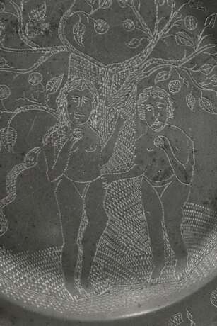 Zinn Sederteller für das Pessachfest mit gerädeltem Dekor im Spiegel "Adam und Eva" sowie hebräischer Schrift auf Fahne, 18./19.Jh., Ø 24cm - Foto 2