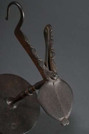 2 Antike Schmiedeeisen Wachstock Halter, Deutsch oder Niederlande 18.Jh.: mit quadratischer Platte auf 4 vernieteten Füßchen (H. 10,3cm) und mit runder Bodenplatte auf 3 Kugelfüßchen (H. 16,5cm), Alters- und Gebrauchsspu… - Foto 4