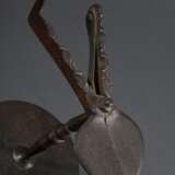 2 Antike Schmiedeeisen Wachstock Halter, Deutsch oder Niederlande 18.Jh.: mit quadratischer Platte auf 4 vernieteten Füßchen (H. 10,3cm) und mit runder Bodenplatte auf 3 Kugelfüßchen (H. 16,5cm), Alters- und Gebrauchsspu… - Foto 4