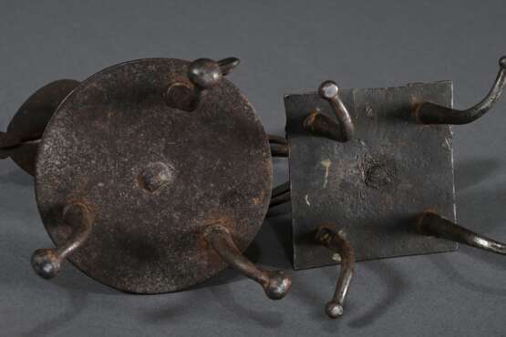 2 Antike Schmiedeeisen Wachstock Halter, Deutsch oder Niederlande 18.Jh.: mit quadratischer Platte auf 4 vernieteten Füßchen (H. 10,3cm) und mit runder Bodenplatte auf 3 Kugelfüßchen (H. 16,5cm), Alters- und Gebrauchsspu… - Foto 6
