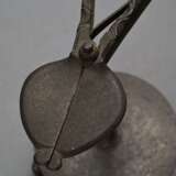 2 Antike Schmiedeeisen Wachstock Halter, Deutsch oder Niederlande 18.Jh.: mit quadratischer Platte auf 4 vernieteten Füßchen (H. 10,3cm) und mit runder Bodenplatte auf 3 Kugelfüßchen (H. 16,5cm), Alters- und Gebrauchsspu… - Foto 8